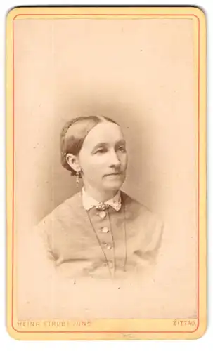 Fotografie Heinr. Strube Jr., Zittau, Bautzener-Str. 383, Bürgerliche Dame mit elegant zurückgestecktem Haar und Ohrring