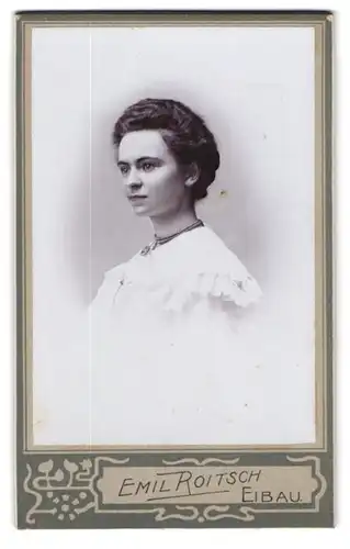 Fotografie Emil Roitsch, Eibau i. S., Junge Dame mit fein zurückgestecktem Haar und weissem Kleid, mit einem Medaillon