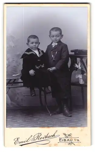 Fotografie Emil Roitsch, Eibau i. S., Junge mit selbstbewusstem Blick und einer Taschenuhr mit seiner kleinen Schwester