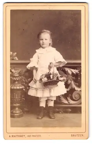 Fotografie Alex Matthaey, Bautzen, vis-à-vis dem Theater, Blondes Mädchen in weissem Kleid mit Blumenkorb