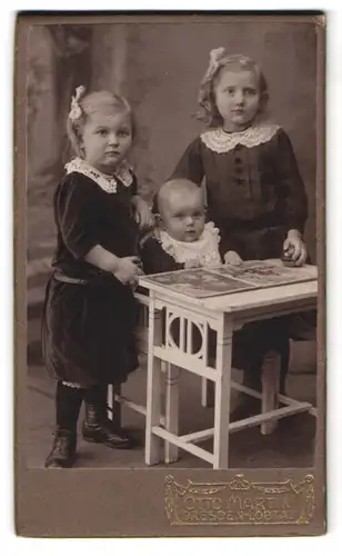 Fotografie Otto Martin, Dresden-Löbtau, Reisewitzstr. 18, Zwei Schwestern mit Haarschleifen mit kleinem Geschwisterkind