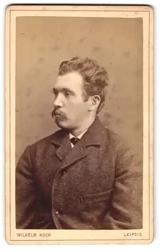 Fotografie Wilhelm Koch, Leipzig, Zeitzerstrasse 41, Junger Herr in schlichtem Anzug mit Schnauzbart im Halbprofil