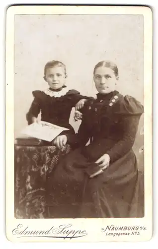 Fotografie Edmund Suppe, Naumburg a. S., Mutter und Tochter in schwarzen Kleidern