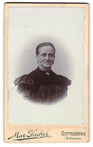 Fotografie Max Sacher, Gottesberg i. Schlesien, Nieder- u. Grüssauerstr., Lächelnde ältere Dame in schwarzem Kleid