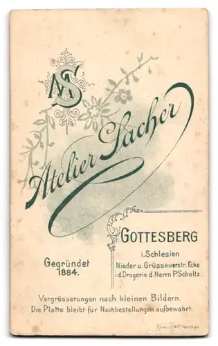 Fotografie Max Sacher, Gottesberg i. Schlesien, Nieder- u. Grüssauerstr., Lächelnde ältere Dame in schwarzem Kleid