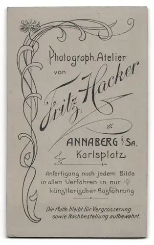 Fotografie Fritz Hacker, Annaberg i. Sa., Karlsplatz, Alte Dame mit zurückgekämmtem Haar in schwarzem Kleid