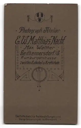 Fotografie E. W. Mattias Nachf., Seifhennersdorf i. S., Drei Schwestern in schwarzen Kleidern mit Knöpfen