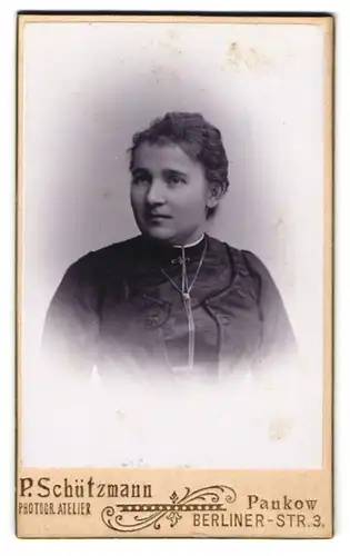 Fotografie P Schützmann, Pankow, Berliner-Str. 3, Bürgerliche Dame mit rundem Gesicht in dunklem Kleid mit langer Kette