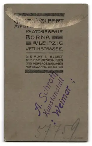 Fotografie Georg Volpert, Borna b. Leipzig, Wettinstrasse, Mädchen mit Mütze in geknöpfter Jacke hält einen Ball