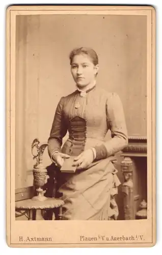 Fotografie H. Axtmann, Plauen i. V., Oberer Graben 19, Hübsche Bürgerliche in hellem tailliertem Kleid mit Buch
