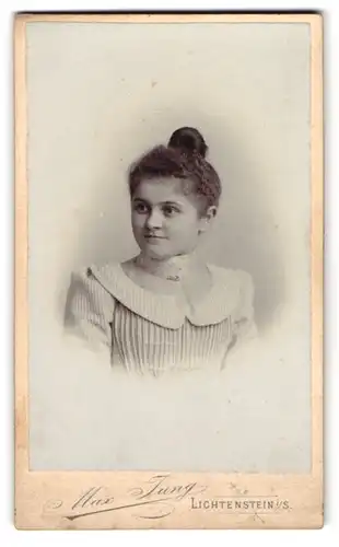 Fotografie Max Jung, Lichtenstein i. S., Schulgasse, Lächelndes Mädchen mit gewelltem Haar in hellem gestreiftem Kleid
