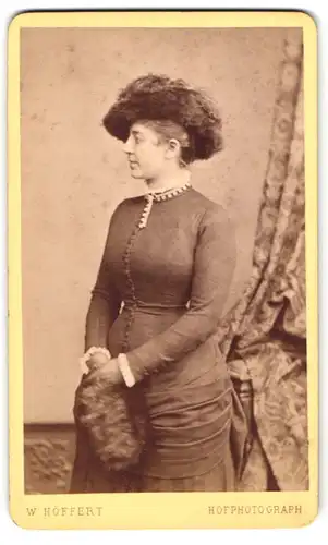 Fotografie W. Höffert, Dresden, See-Str. 10, Elegante Bürgerliche in tailliertem Kleid mit Hut