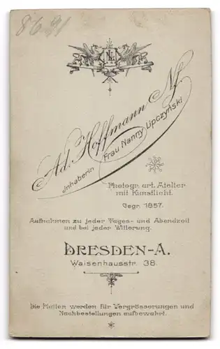Fotografie Ad. Hoffmann Nachf., Dresden-A., Waisenhausstr. 38, Eleganter junger Herr mit Hut, Handschuhen u. Buch