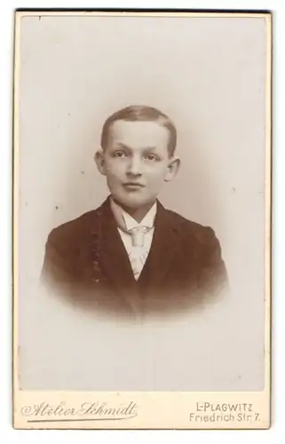 Fotografie Alfred Schmidt, Leipzig-Plagwitz, Friedrich-Str. 7, Junger Herr in dunklem Anzug mit Stehkragen u. Krawatte
