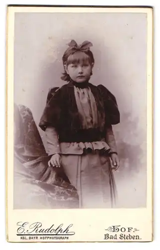 Fotografie E. Rudolph, Bad Steben, Marien-Strasse 69, Mädchen mit Haarschleife in gestreiftem Kleid mit Samtärmeln