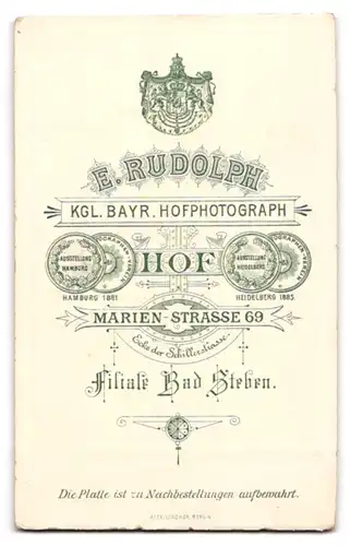 Fotografie E. Rudolph, Bad Steben, Marien-Strasse 69, Mädchen mit Haarschleife in gestreiftem Kleid mit Samtärmeln