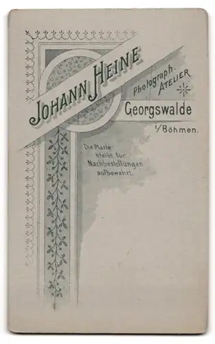 Fotografie Johann Heine, Georgswalde i. B., Junge Bürgerliche mit Lockenfrisur in tailliertem dunklem Kleid