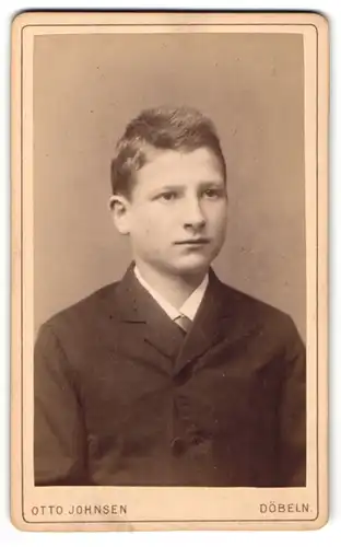 Fotografie Otto Johnson, Döbeln, Breite Str. 331, Junger Bürgerlicher in schlichtem Anzug