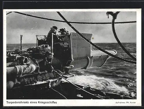 AK Torpedorohrsatz eines Kriegsschiffes wird vom Eis befreit
