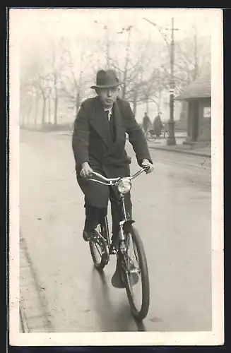 AK Mann mit Hut auf einem Fahrrad
