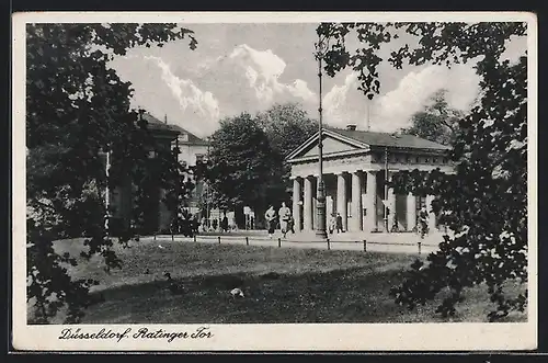 AK Düsseldorf, Ratinger Tor mit Passanten