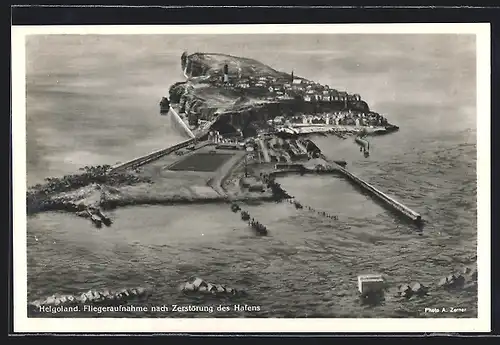 AK Helgoland, Ortsansicht nach der Zerstörung des Hafens vom Flugzeug aus