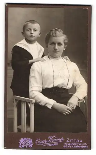 Fotografie Osker Krämer, Zittau, Hospitalstrasse 2, Blonde Mutter mit Sohn im Matrosenhemd