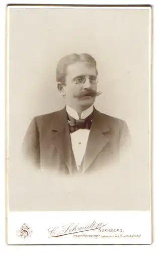 Fotografie C. Schmidt jr., Nürnberg, Frauenthorzwinger, Eleganter Herr mit Schnauzbart u. Kneifer