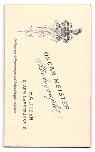 Fotografie Oscar Meister, Bautzen, Seminarstrasse 6, Schöne Dame mit Ohrringen in dunklem Rüschenkleid