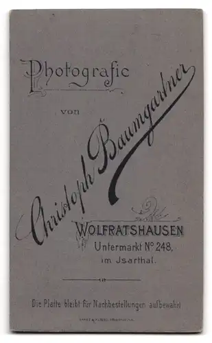 Fotografie Christoph Baumgartner, Wolfratshausen, Untermarkt 248, Junger Bürgerlicher im Anzug mit Hut