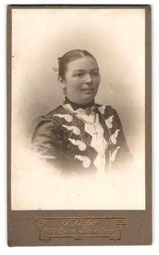 Fotografie F. Hofer, Weilheim Peissenberg, Dame in reich verziertem Kleid mit Kreuzanhänger