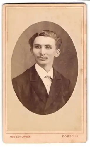 Fotografie Gustav Unger, Forst N. L., neben der Post, Eleganter Herr mit breitem Kopf, Locken u. Oberlippenbart