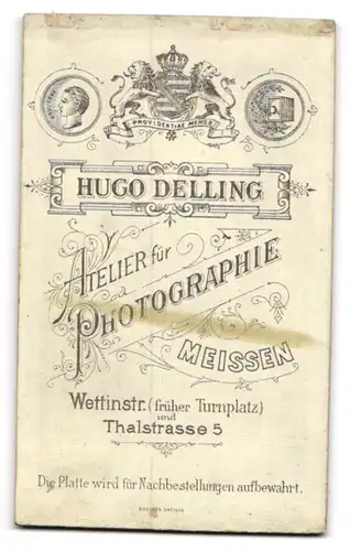 Fotografie Hugo Delling, Meissen, Thalstrasse 5, Dame mit Hochsteckfrisur in tailliertem dunklem Kleid