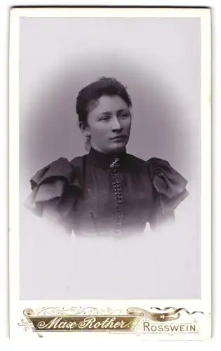 Fotografie Max Rother, Rosswein, Mittelstr. 488, Schöne Dame mit Locken in dunklem Kleid mit Schulterrüschen