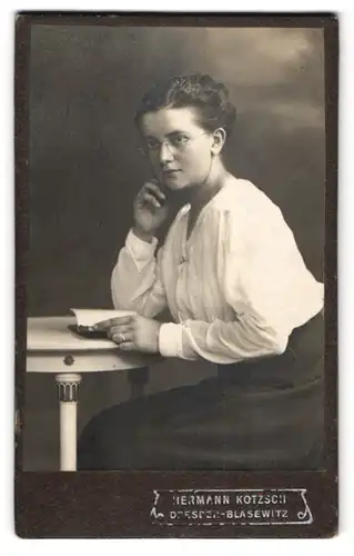 Fotografie Hermann Kotzsch, Dresden-Blasewitz, Striesenerstr. 11, Junge Dame in weisser Bluse mit Brille und Buch