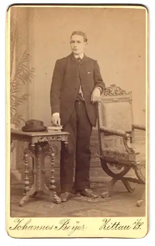 Fotografie Johannes Beyer, Zittau i. S., Bürgerlicher Herr in schlichtem Anzug mit Hut