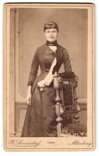 Fotografie R. Lanzendorf, Altenburg, Bernhardt-Str. 5, Elegante Dame in tailliertem Kleid mit Blume