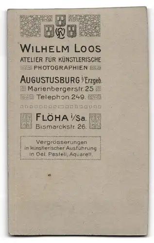 Fotografie Wilhelm Loos, Augustusburg i Erzgeb., Marienbergerstr. 25, Trotziges Kleinkind in weissem Kleid auf Fell