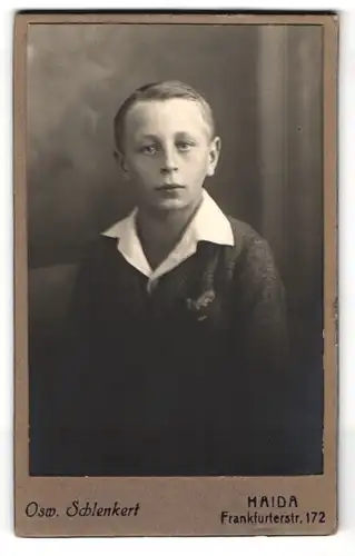 Fotografie Oswald Schlenkert, Haida, Frankfurterstr. 172, Blonder Junge im Anzug mit weissem Hemdskragen