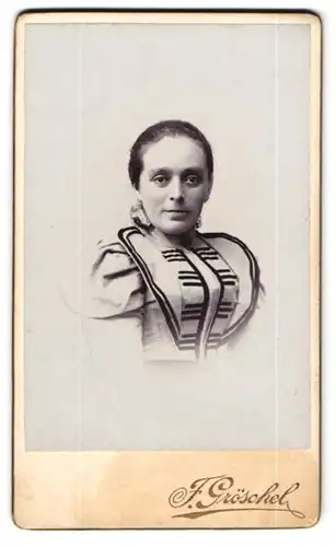 Fotografie Franz Gröschel, Rumburg, Klostergasse, Hübsche Dame in hellem Kleid mit Rüschenkragen