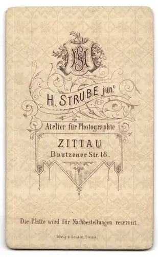 Fotografie H. Strube jun., Zittau, Bautzener Str. 18, Elegante Dame mit Flechtfrisur, Ohrringen u. grosser Schleife