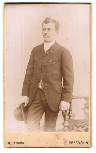 Fotografie Gustav Karsch, Dresden-N., Gr. Meissenerstr. 17, Eleganter junger Herr im Anzug mit Melone