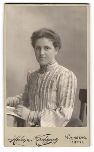 Fotografie Hahn u. Kirchgeorg, Nürnberg, Vestnerthorgraben 47, Hübsche Dame in gestreifter Bluse mit Zeitung