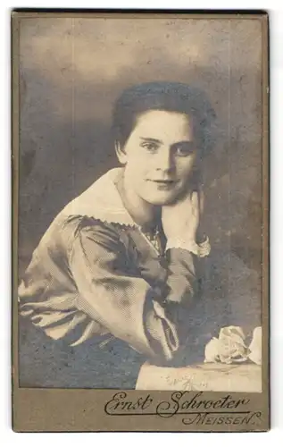 Fotografie Ernst Schroeter, Meissen, Schöne junge Dame in gestreifter Bluse mit Spitzenkragen