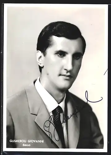 AK Opernsänger Gusmeroli Giovanni im gruen Anzug, mit original Autograph