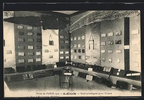 AK Paris, Exposition Foire de Paris 1925, Léon, Sacs artistiques pour Dames
