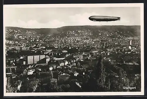 AK Stuttgart, Gesamtansicht mit einem Zeppelin über der Stadt