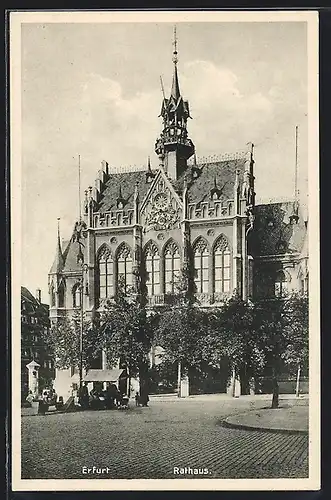 AK Erfurt, Rathaus mit Strassenpartie
