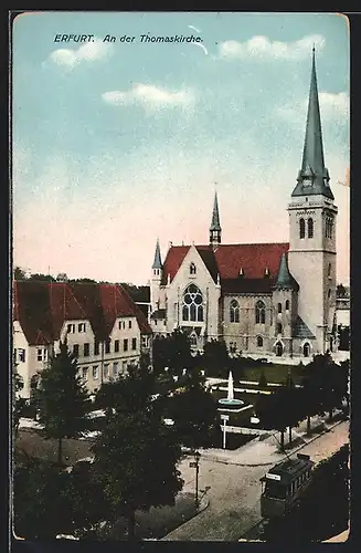 AK Erfurt, An der Thomaskirche, mit Springbrunnen-Anlage und Strassenbahn