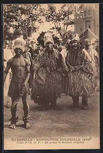 AK Marseille, Exposition coloniale 1922, Palais de l`A O. F., Un groupe de danseurs sénégalais